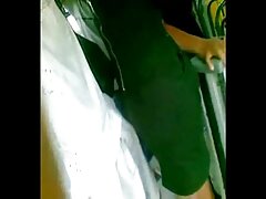 Carole de OnlySecretaries se quita la falda hasta la rodilla y muestra una ropa interior preciosa.