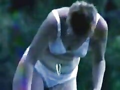 Después de tocarse y frotar su coño calvo a través de sus bragas, Sindy se asegura de darnos una gran vista de ese pargo por detrás. Entonces esta pequeña aventurera se pone cachonda y se ensucia ...