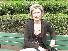 Christina tiene un bonito culo redondo y se mete los dedos en el coño