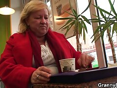 Dos chicas jóvenes se besan y se tocan por todas partes. Luego se frotan los coños y las tetas por turnos hasta que una de las chicas se folla a la otra con un consolador.