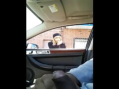 Chica juguetona agita sus nalgas en la calle