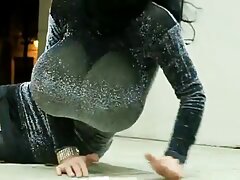 Ángeles valientes: Zoe va a la ciudad en su coño con un consolador gigante. Mira cómo se frota el clítoris mientras mete y saca el consolador de su apretado coño.
