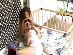 Little French Maid se hace a sí misma con el consolador del ama de casa ... y lo vuelve a poner en la mesita de noche del ama de casa ... todo está atrapado en la cámara sincera ... mira ... ¡DEBES!