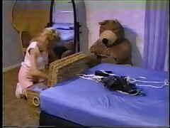 Rachel se quita el diminuto bikini y juega junto a la piscina