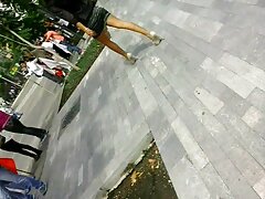Las chicas calientes se pueden encontrar en cualquier lugar de nuestros estudios: en el baño, la piscina cubierta y, como descubrimos hoy, incluso en las escaleras del ático donde nuestra Jeanine se encuentra con un visitante inesperado. Y ella solo ...