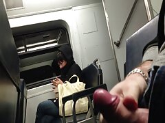 Taylor Lain está en el granero y termina poniéndose cachonda y usando solo calcetines