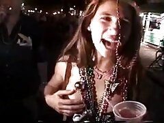 Mai Ly se pone a trabajar en los labios de su coño