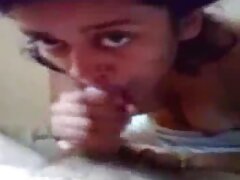 ¡Chica sexy le da a su pequeña novia un juguete enorme para Navidad!