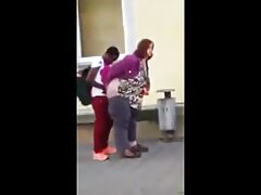 La delgada adolescente Misty Gates está aceitada y montada en un delfín de goma