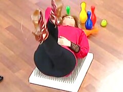 La pequeña Lara se mete los dedos en el estrecho coño en la bañera