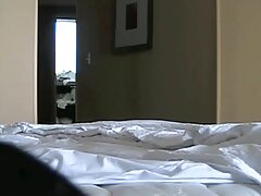 Layla está completamente desnuda en la cama y cachonda como una mierda