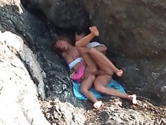 Brittany Avalon muestra su cuerpo de adolescente apretado y desnudo